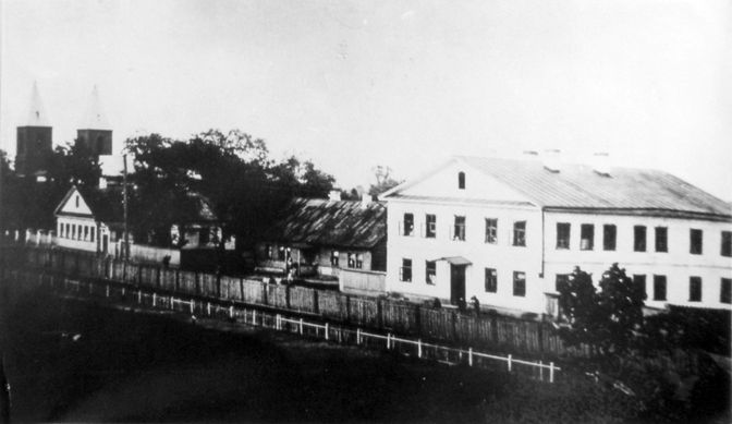 Вид от педтехникума на костёл и церковно-приходскую школу при Покровской церкви 30-е годы