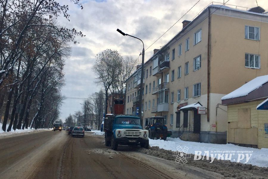 На улицы Великих Лук вышли снегоуборочные машины (ФОТО)