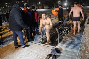 В Великих Луках проходят крещенские купания (ФОТО)