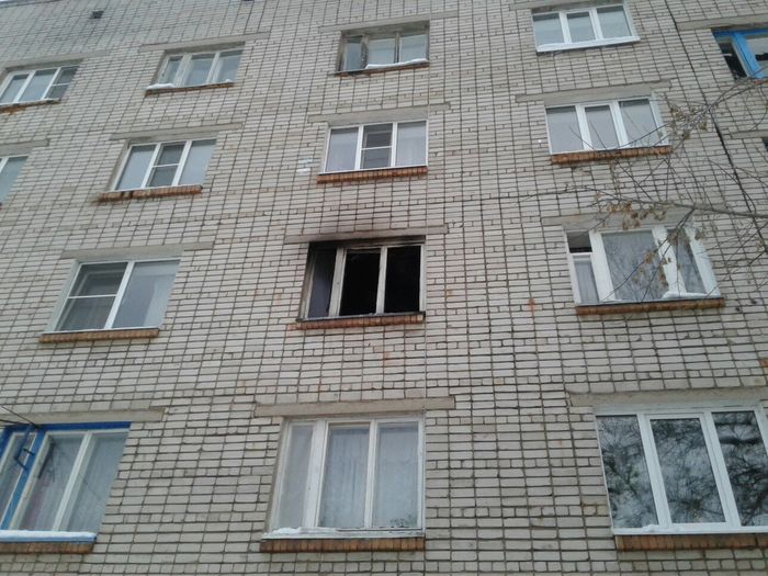 На улице Витебской в Великих Луках произошёл пожар в многоквартирном жилом доме (ФОТО)