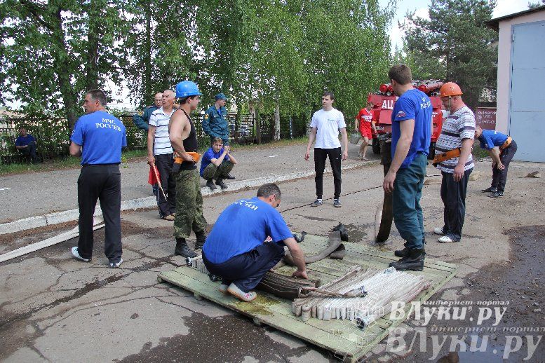 В Великих Луках прошли соревнования среди пожарных