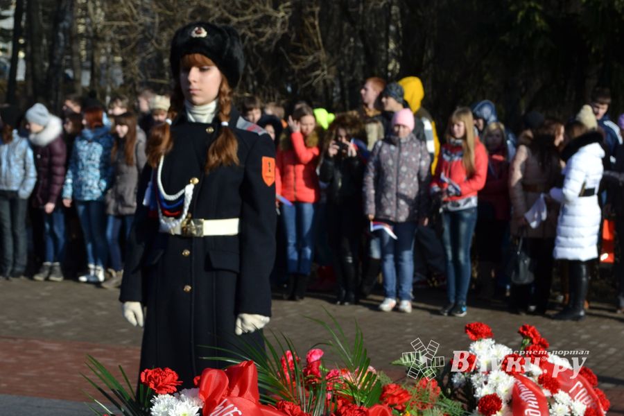 День защитника отечества в Великих Луках отметили памятным митингом и салютом