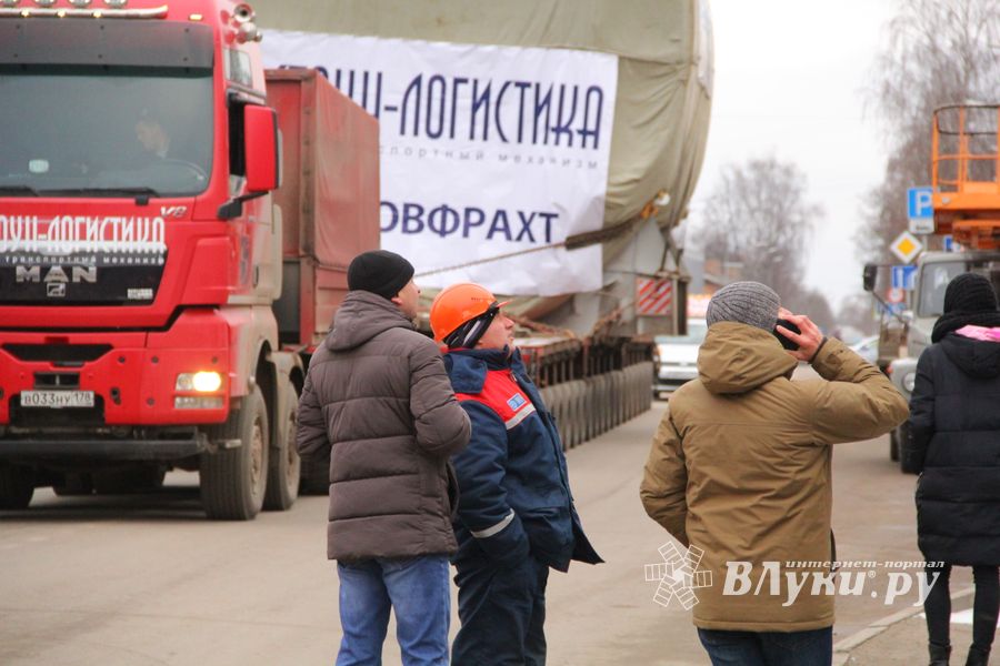 Негабаритный автопоезд вновь следует по улицам Великих Лук