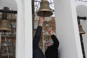 Великолучане почтили память героев-десантников