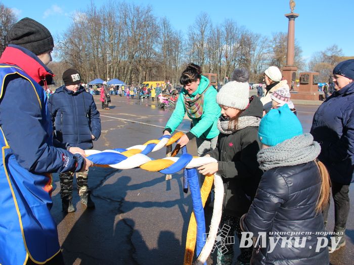 В Великих Луках широко отметили Масленицу (ФОТО)