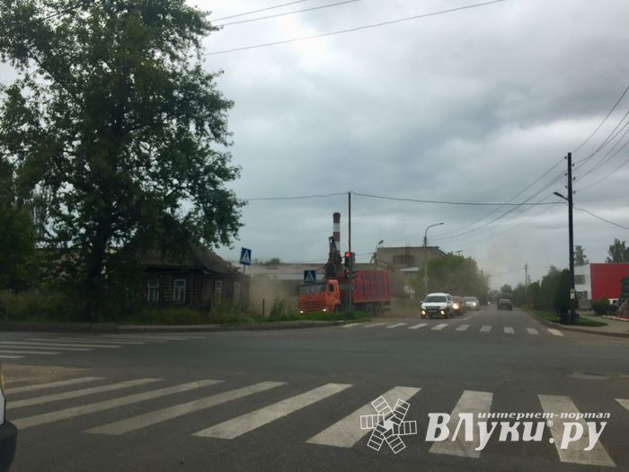 На улице Третьей Ударной Армии сносят дом (ФОТО)