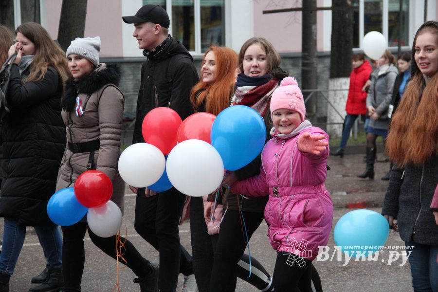 В Великих Луках прошло праздничное шествие (ФОТО)