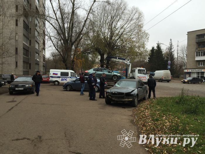 В Великих Луках по проспекту Гагарина произошло ДТП (фото)