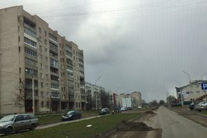 Фотофакт: в Великих Луках чистят обочины дорог 