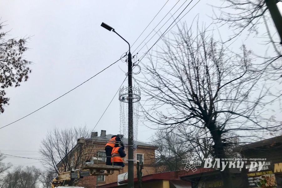 Улицу Вокзальную украшают к празднику (ФОТО)