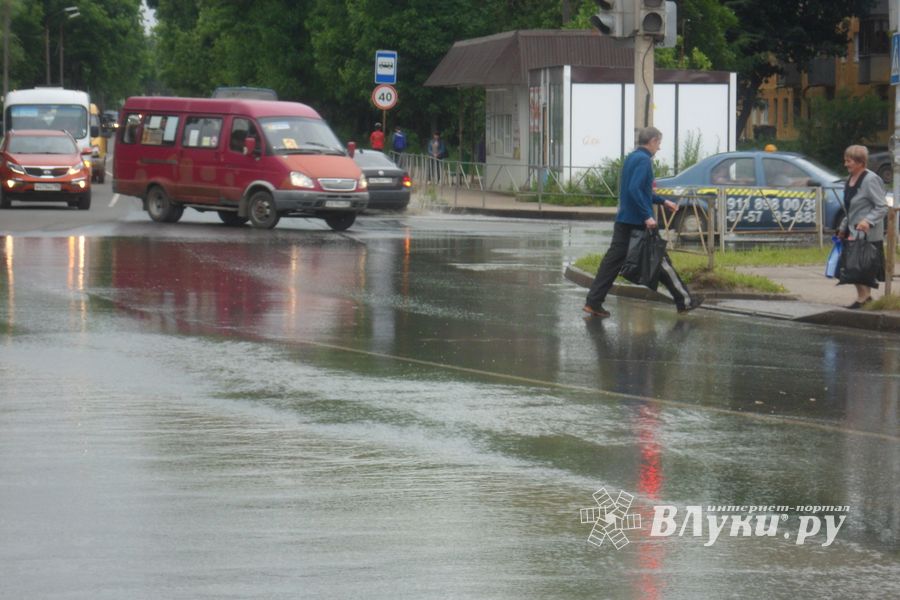 На проспекте Гагарина затопило дорогу (ФОТО)