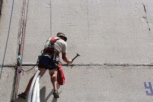 На стене дома на ул. Гражданской работают альпинисты (ФОТО)