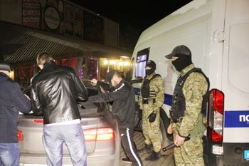 В ночных клубах Великих Лук в ходе полицейских проверок у молодых людей изъяты наркотики и оружие (фото)