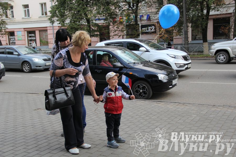 В Великих Луках прошла патриотическая акция, посвященная Дню флага России
