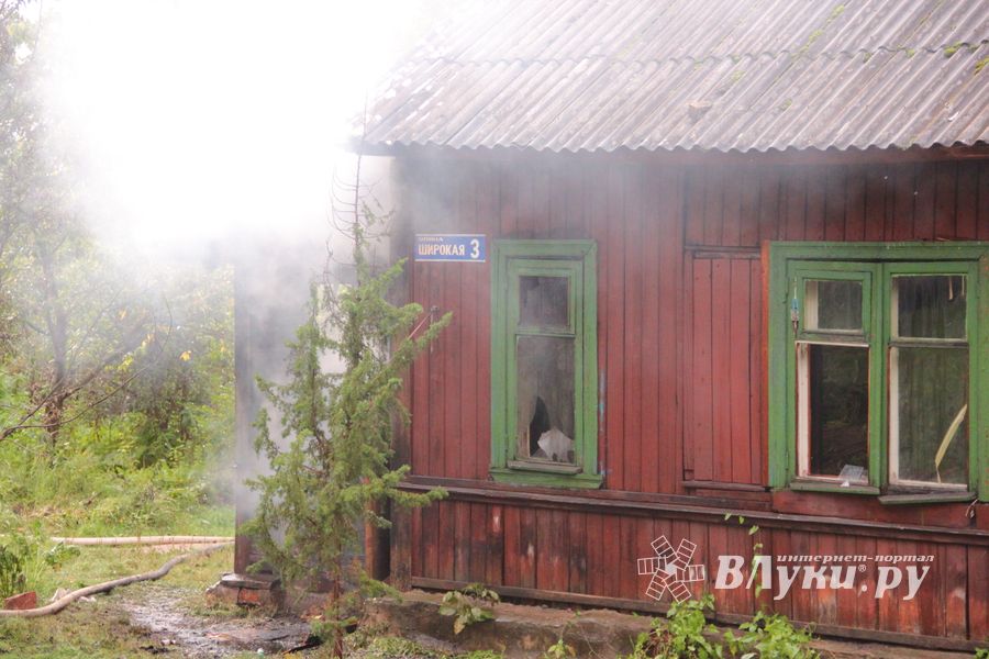 В Великих Луках пожарные тушат барак (ФОТО)