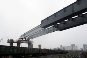 В Великих Луках продолжается строительство путепровода через железную дорогу (ФОТО)