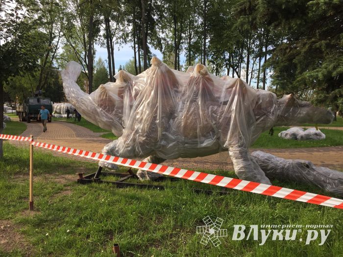 В Великие Луки завезли динозавров (ФОТО)