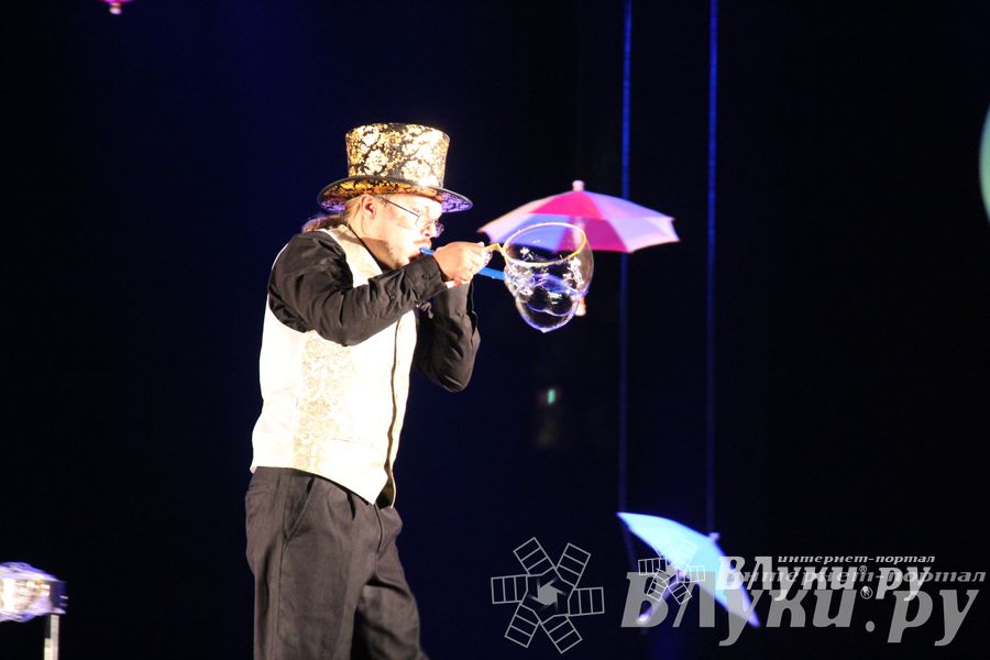 Шоу магических зонтиков и мыльных пузырей увидели юные великолучане