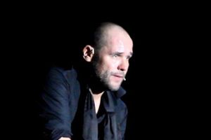 Максим Аверин выступил в Великих Луках с моноспектаклем (фото)