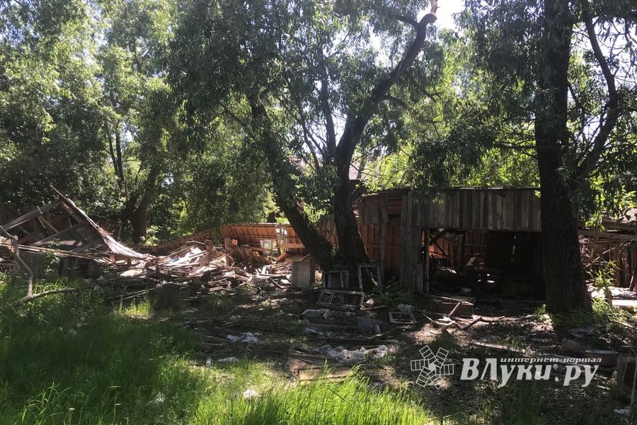 В Великих Луках снесенные дома превращаются в свалки (ФОТО)