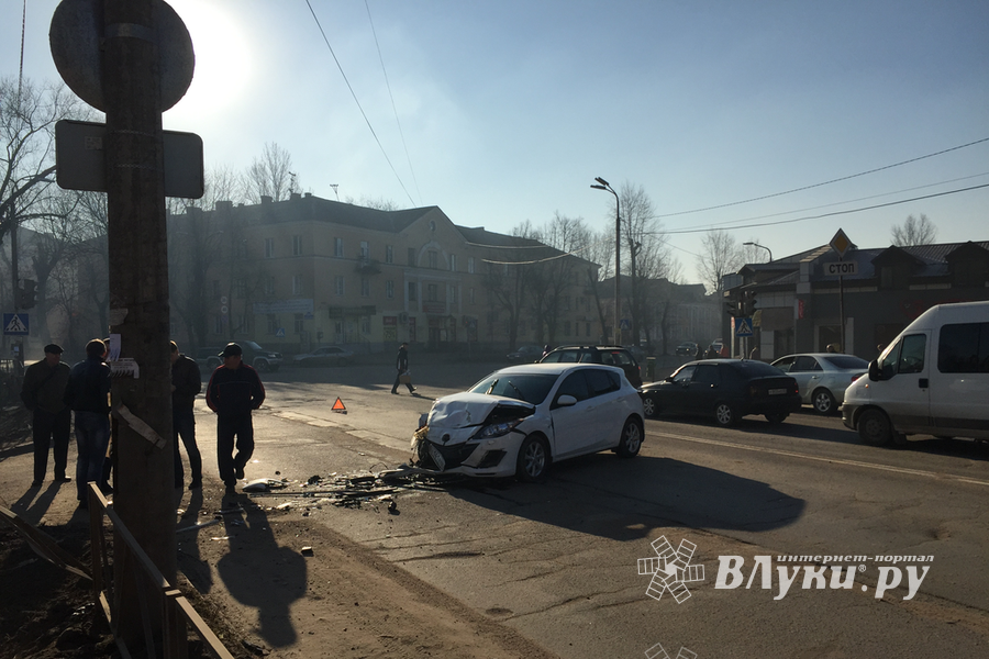 В Великих Луках столкнулись Мерседес и Мазда (фото)