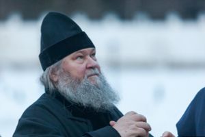 Андрей Турчак поприветствовал архиерея Великолукской епархии на Псковской земле и вручил «чашу терпения» (фото)