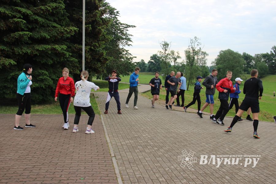 Великолучане провели зарядку с чемпионом (ФОТО)