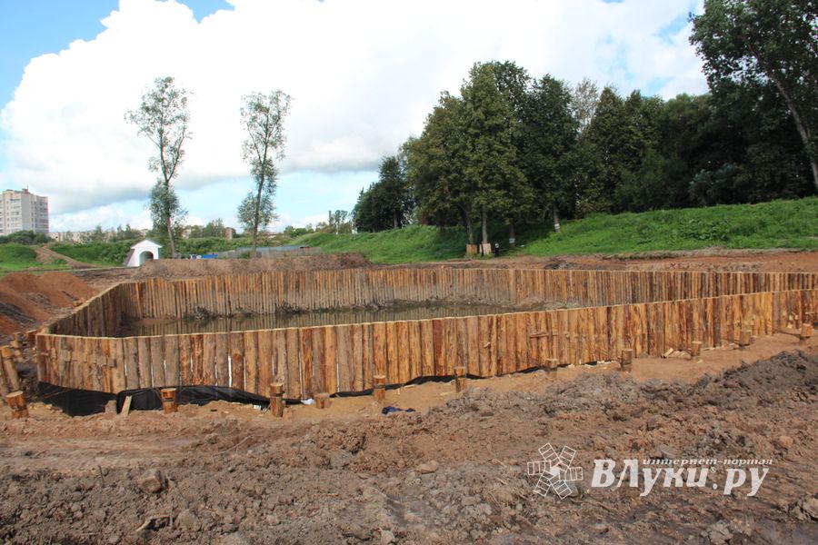 Совсем скоро великолучане смогут гулять по деревянным дорожкам Крепости (ФОТО)