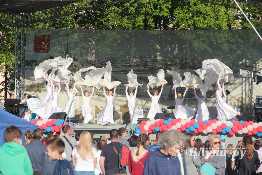Праздничный салют в честь Дня Победы был дан в Великих Луках (ФОТО)