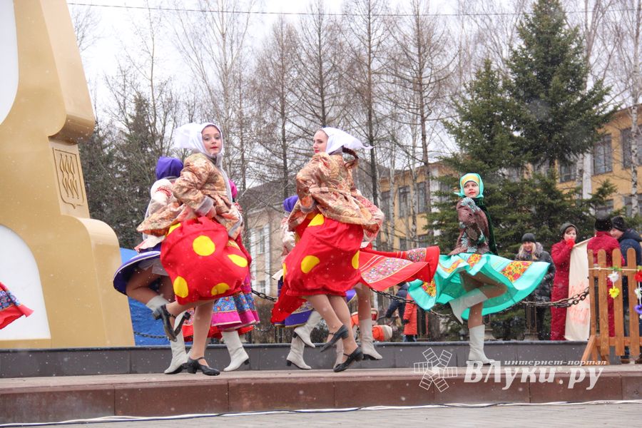 В Великих Луках сожгли Масленицу (фото)