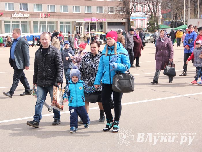 В Великих Луках проходит Весенняя ярмарка
