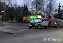 Нива «обняла» столб на Калинина (ФОТО)