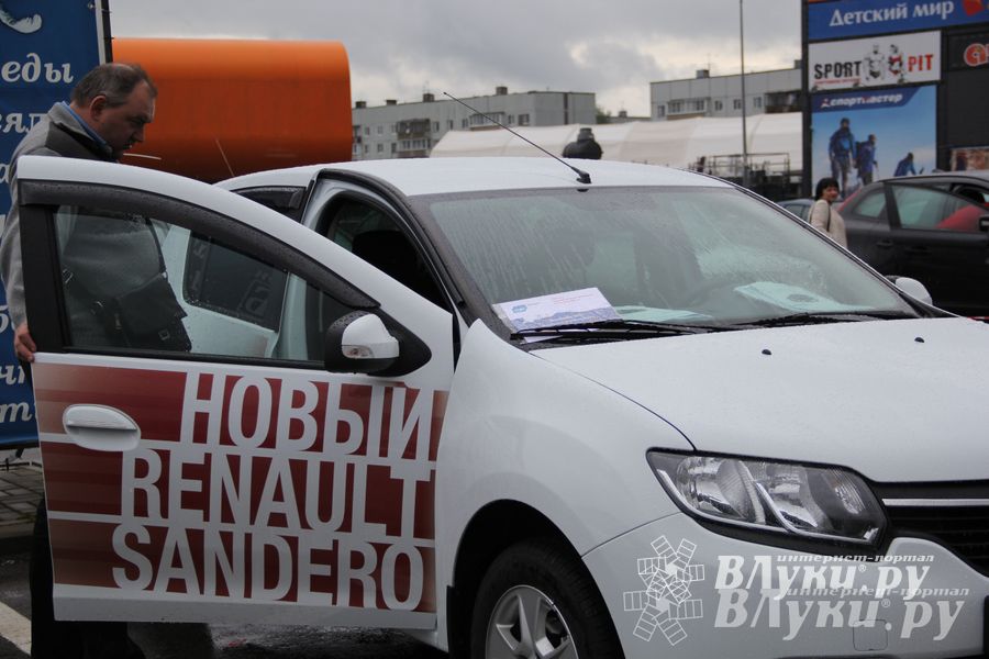 В Великих Луках прошла «Весенняя автоярмарка Великие Луки — 2015» (фото)