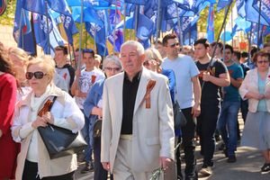 По центральному проспекту Великих Лук прошёл  «Бессмертный полк» (0+) (ФОТО)