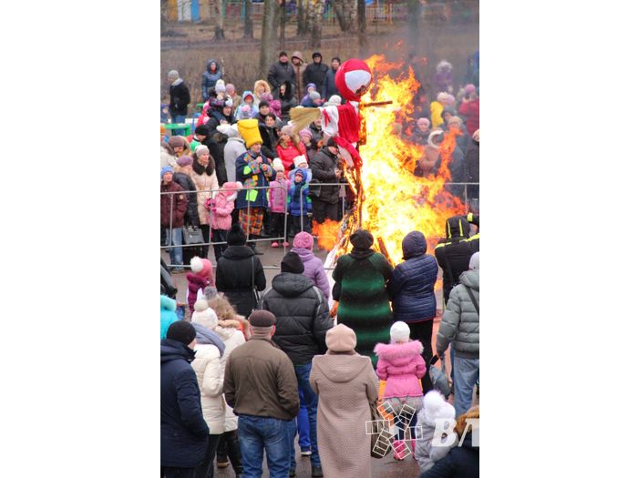 В Великих Луках сожгли Масленицу (фото)