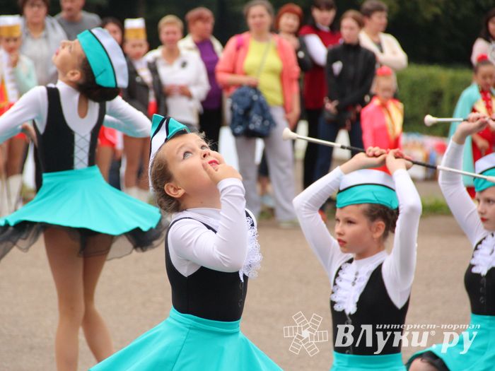 В Великих Луках проходит Международный фестиваль-конкурс среди мажореток и барабанщиц (ФОТО)