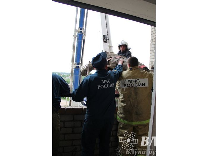 В Великих Луках прошли областные соревнования среди пожарных по спасению пострадавших