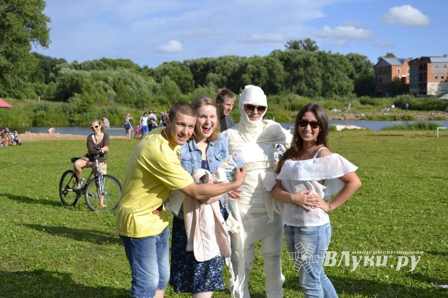 Прошла первая городская пляжная вечеринка «Выгуливаем КеДы»