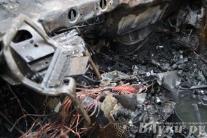 В Великих Луках полностью выгорела Ауди 100 (фото)