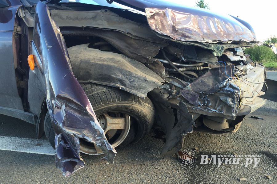 На трассе Рига-Москва столкнулись легковушка и фура (ФОТО)