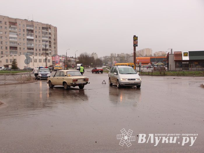 Ну не умеют в Великих Луках ездить по кольцу