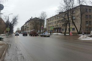 В Великих Луках столкнулись легковушка и маршрутка (фото)