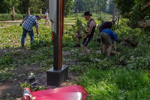 Небезразличные великолучане помогают убрать город после урагана (ФОТО)