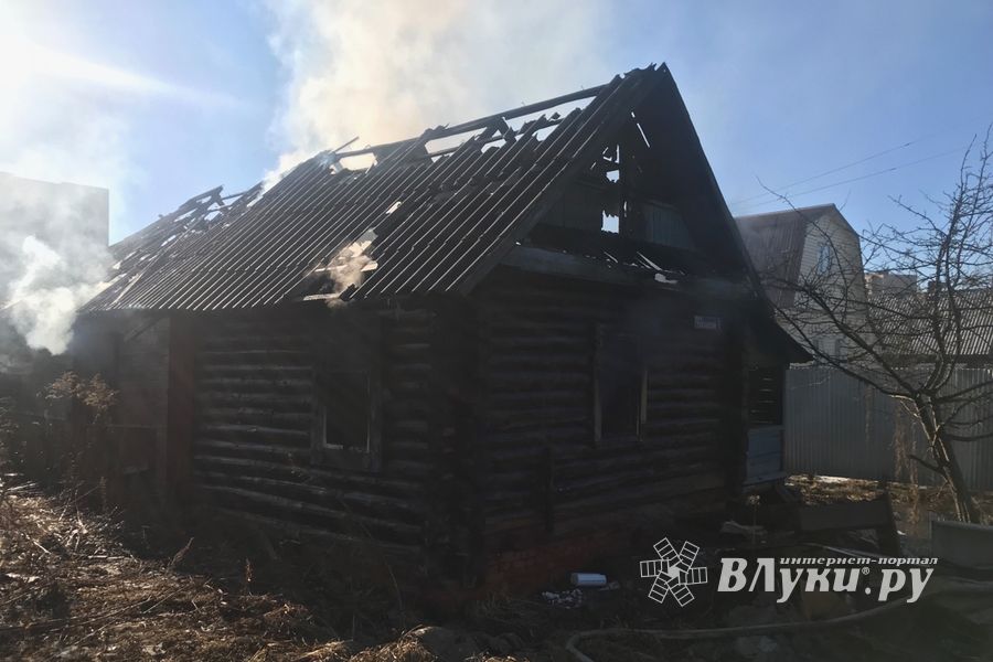 В Великих Луках сгорел нежилой дом (ФОТО; ВИЛЕО)