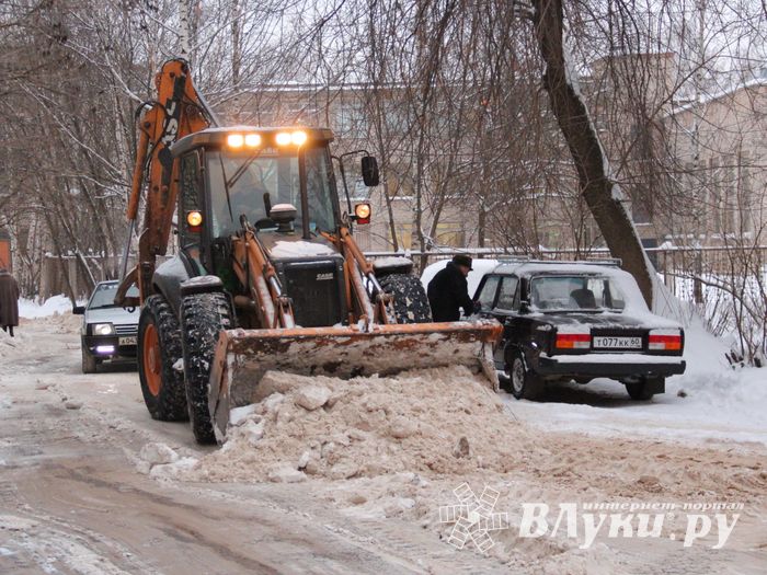 В великолукском дворе замечен трактор, убирающий снег