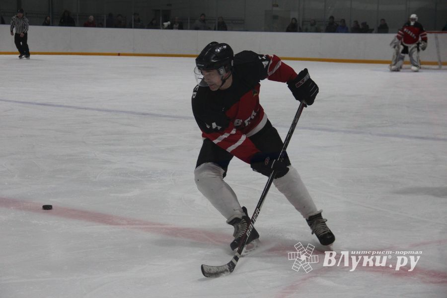 Две великолукские команды хоккеистов одержали победы в домашних матчах (ФОТО)