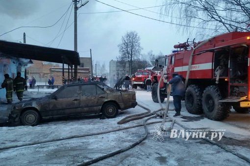 В Великих Луках сгорел автосервис (фото)
