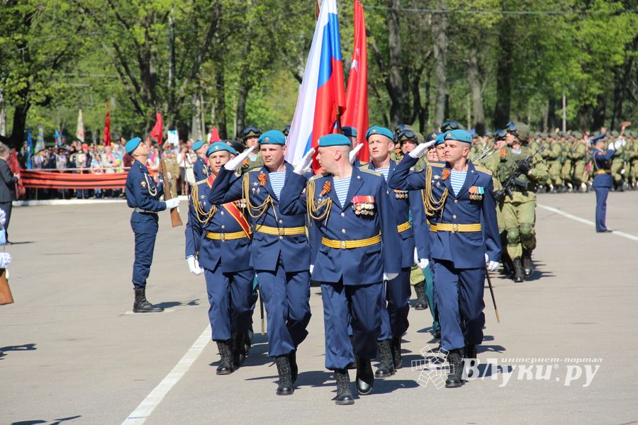 В Великих Луках прошел Парад Победы (ФОТО)