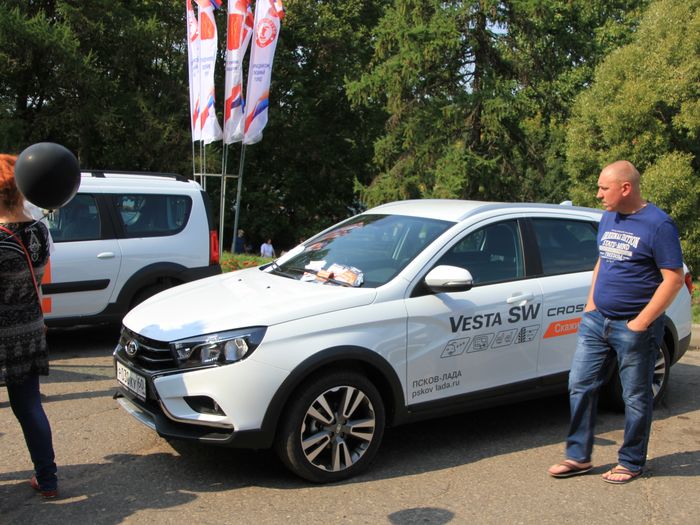 В Великих Луках в День Города прошла «Автовыставка 2018 - ЛЕТО» (ФОТО)