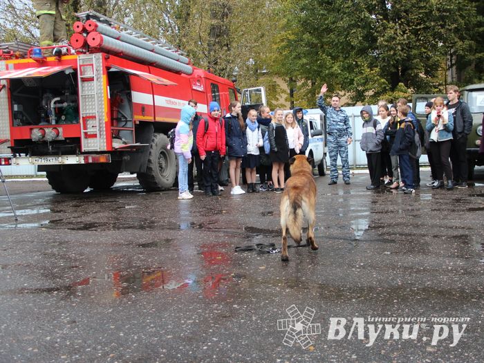 Великолукских школьников познакомили со спасательной техникой (ФОТО)